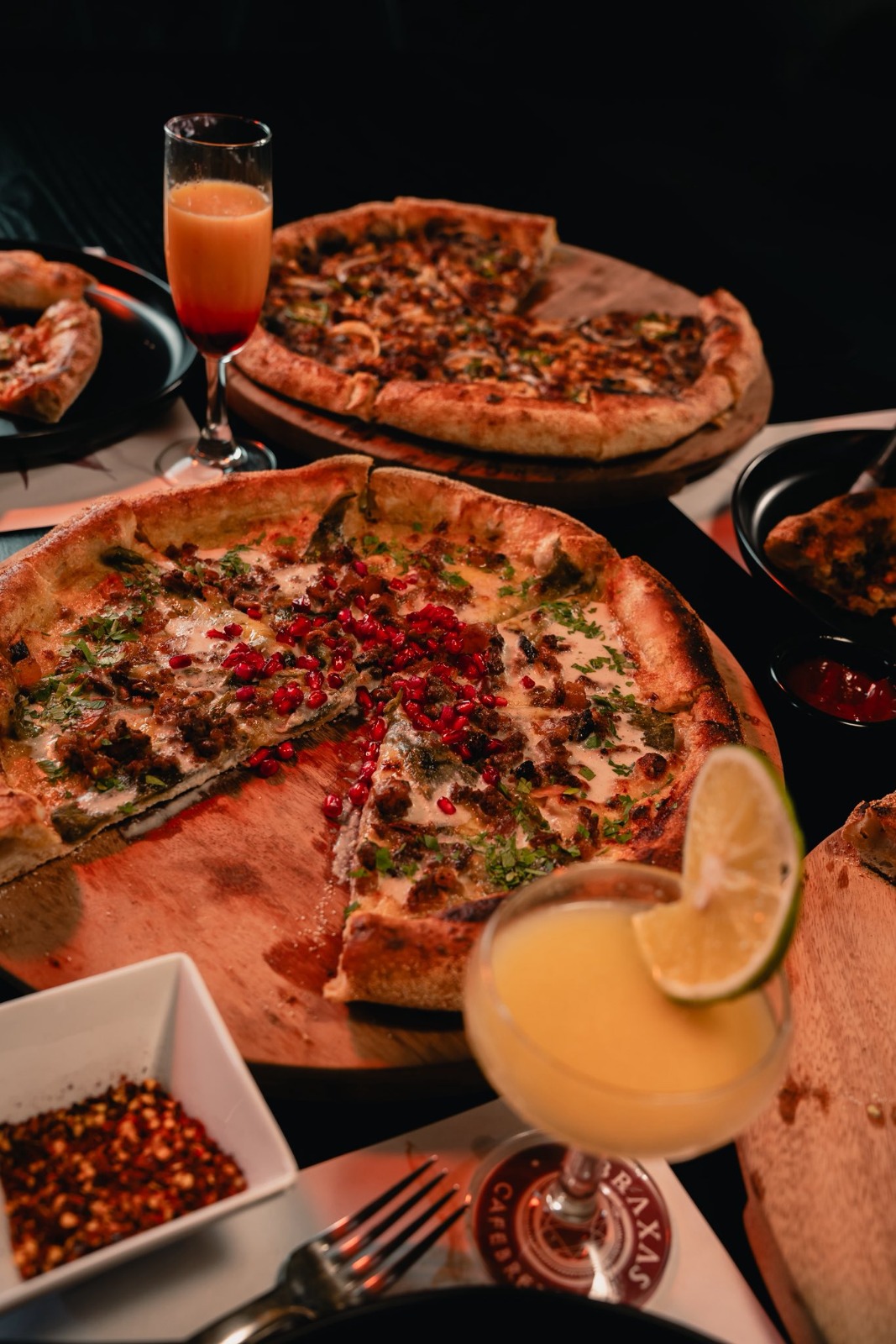Cliente comiendo pizza