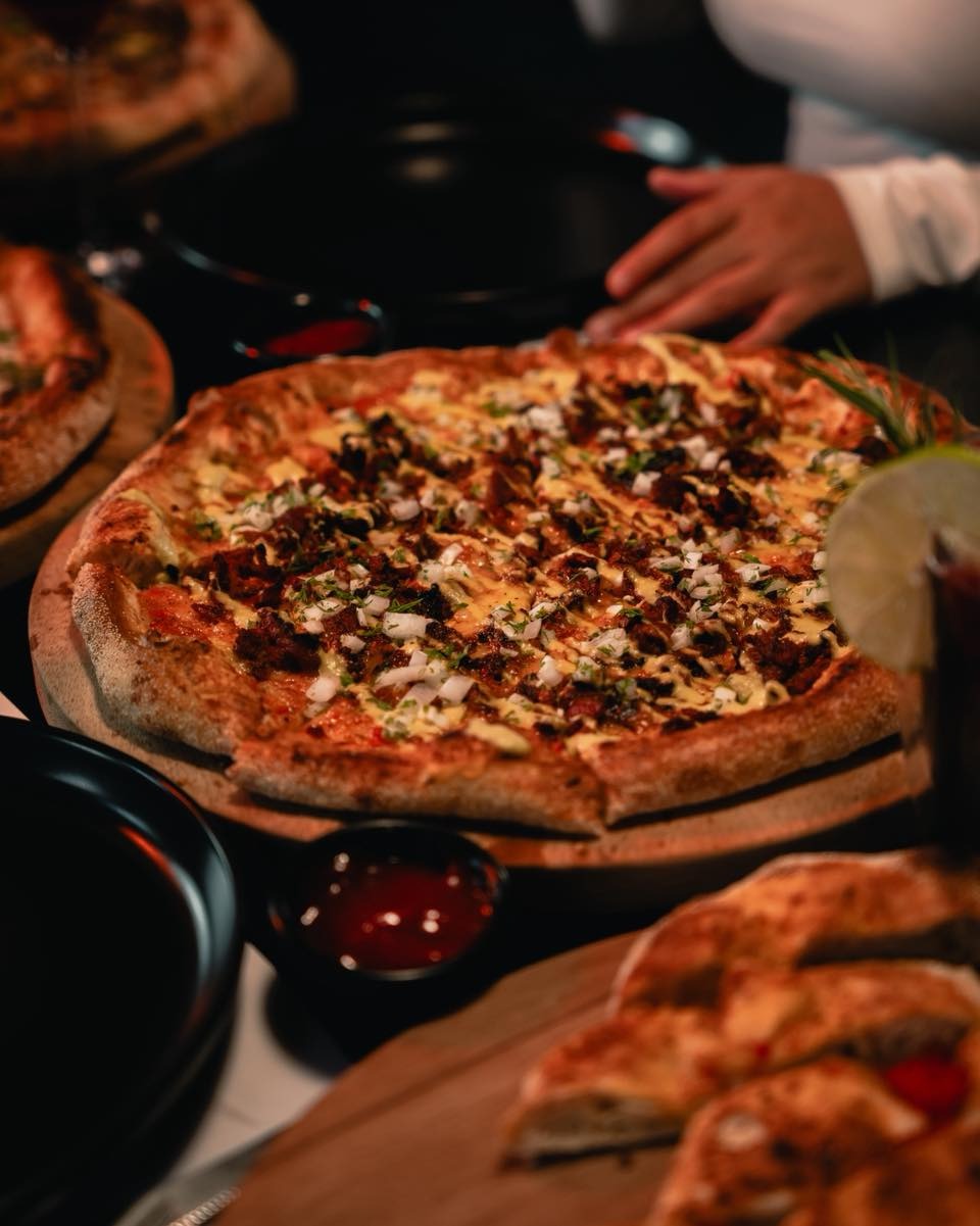 Rebanada de pizza servida